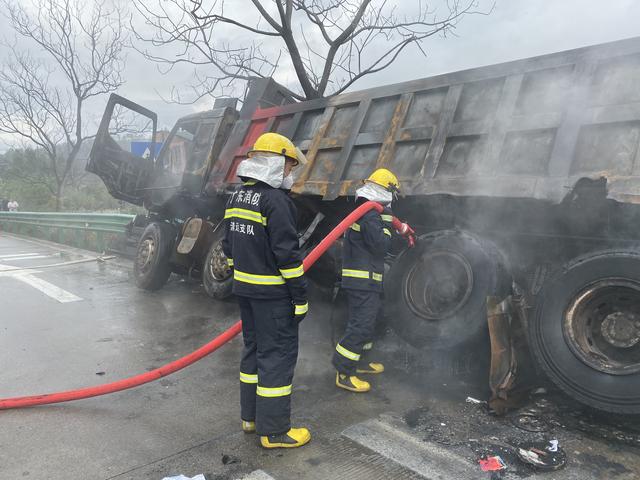 突发！阳山两辆货车相撞，一车起火浓烟滚滚，清远消防紧急扑救