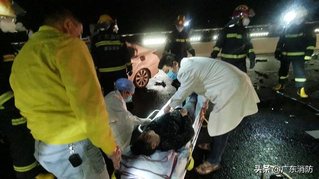 广东清远：一小轿车凌晨追尾  司机被困   消防紧急破拆救人