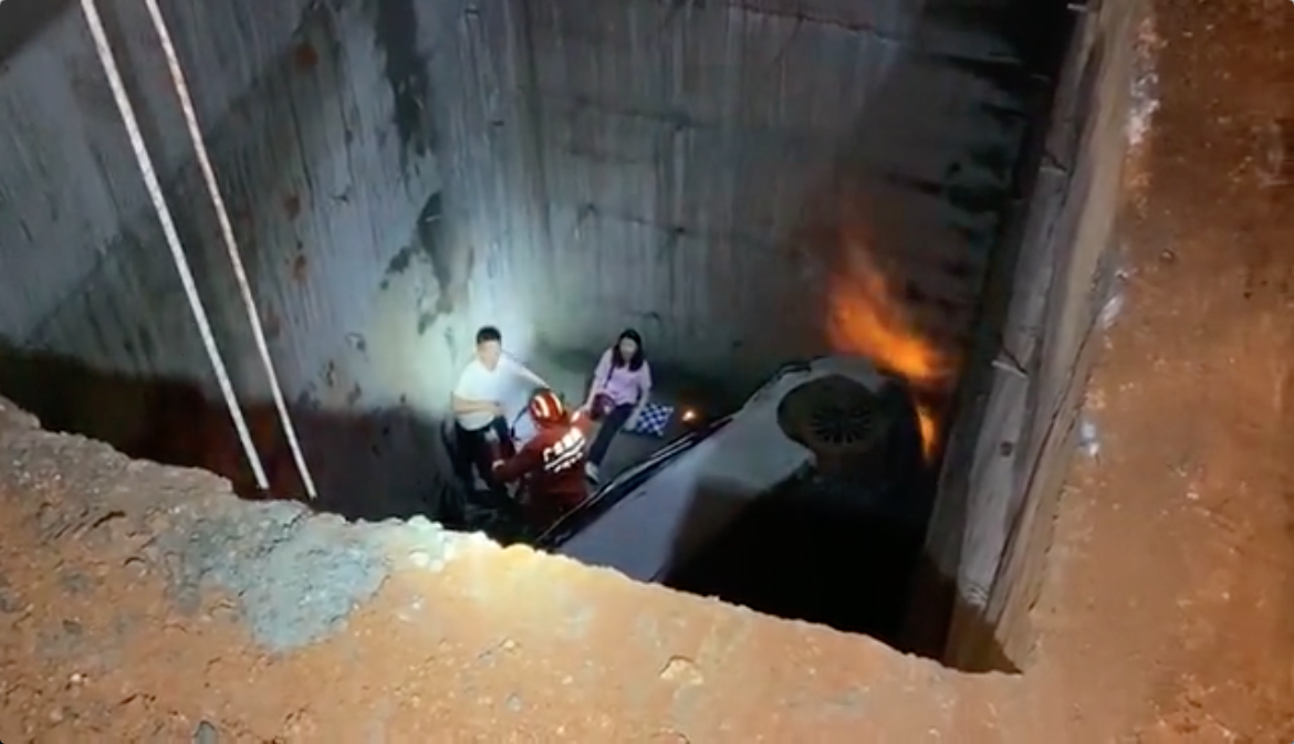 广东肇庆：小车不慎掉进深坑 消防紧急救援1.png