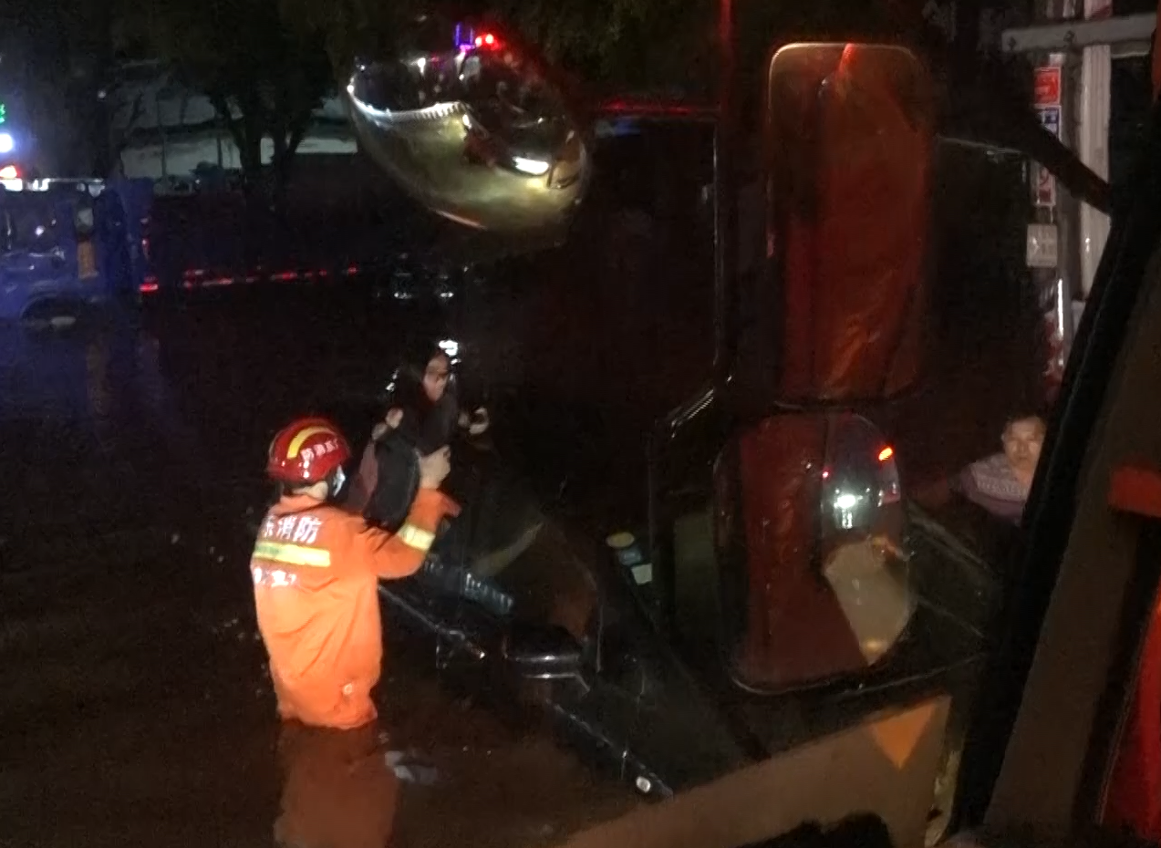 广东肇庆：雷暴雨导致多人被困 消防紧急救援1.png