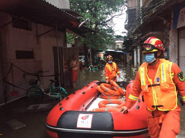 海珠区南石头东约大街有多户居民被洪涝困住