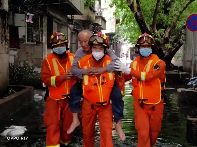 海珠区南石头东约大街有多户居民被洪涝困住