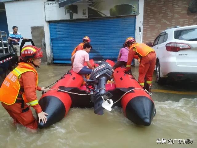 突发暴雨内涝百余人被困，报警电话接连不断，消防员深夜密集救援！