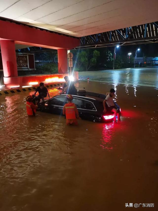 突发暴雨内涝百余人被困，报警电话接连不断，消防员深夜密集救援！