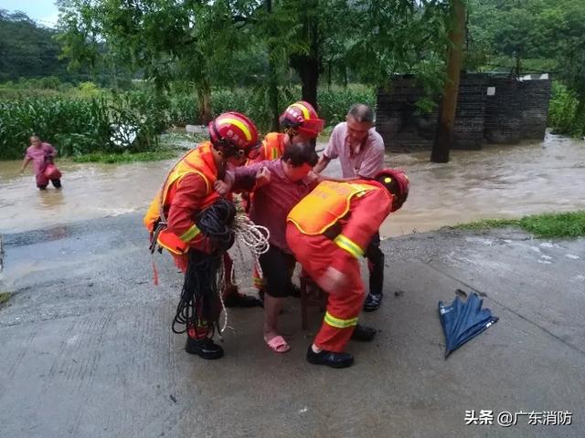 突发暴雨内涝百余人被困，报警电话接连不断，消防员深夜密集救援！