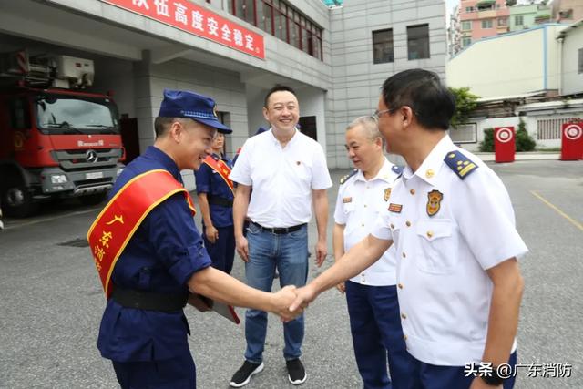 “送奖到岗”!他们来为广东消防援鄂突击队”颁发“广东五四青年奖章”