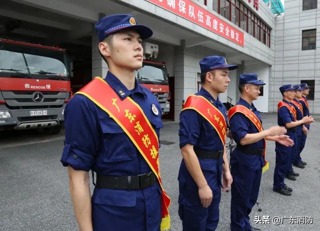 “送奖到岗”!他们来为广东消防援鄂突击队”颁发“广东五四青年奖章”