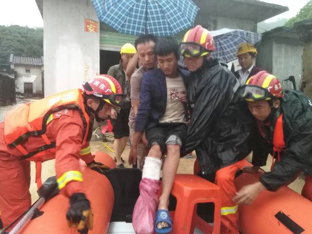 深圳消防员转移群众。