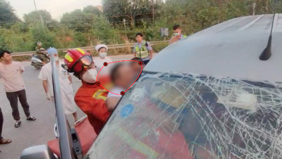 广东肇庆：货车相撞男子被困 消防紧急营救2.png