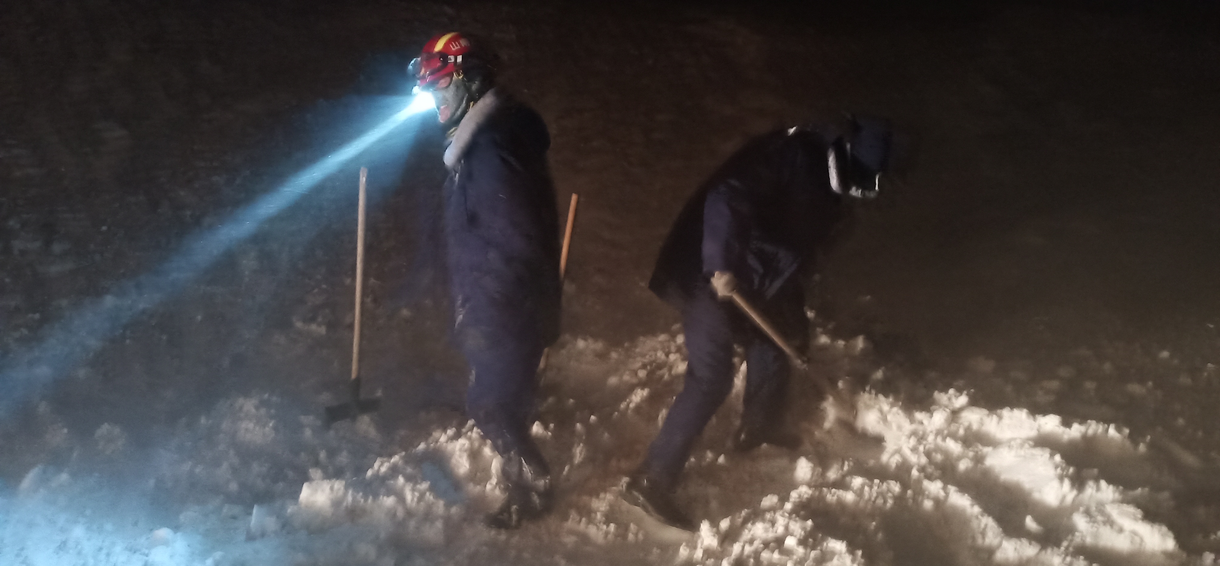大雪封山，郑外救援被困车辆和人员.jpg