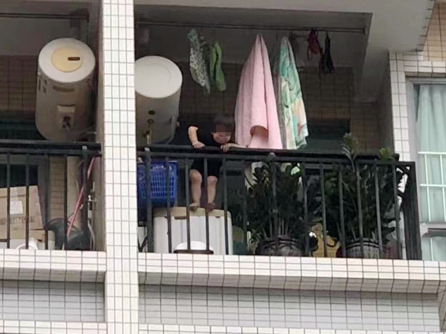 （图2）广东中山：3岁男童独留在家 攀爬六楼阳台险坠落.jpg