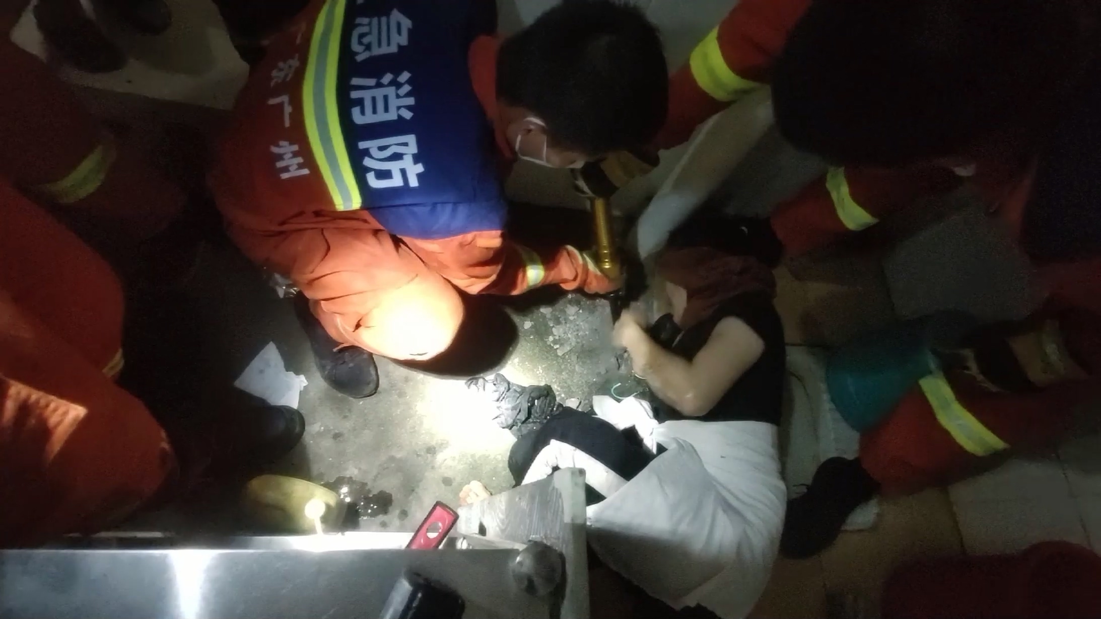 （图3）广东广州：因捡项链手臂被卡下水道 消防破拆成功救出.jpg