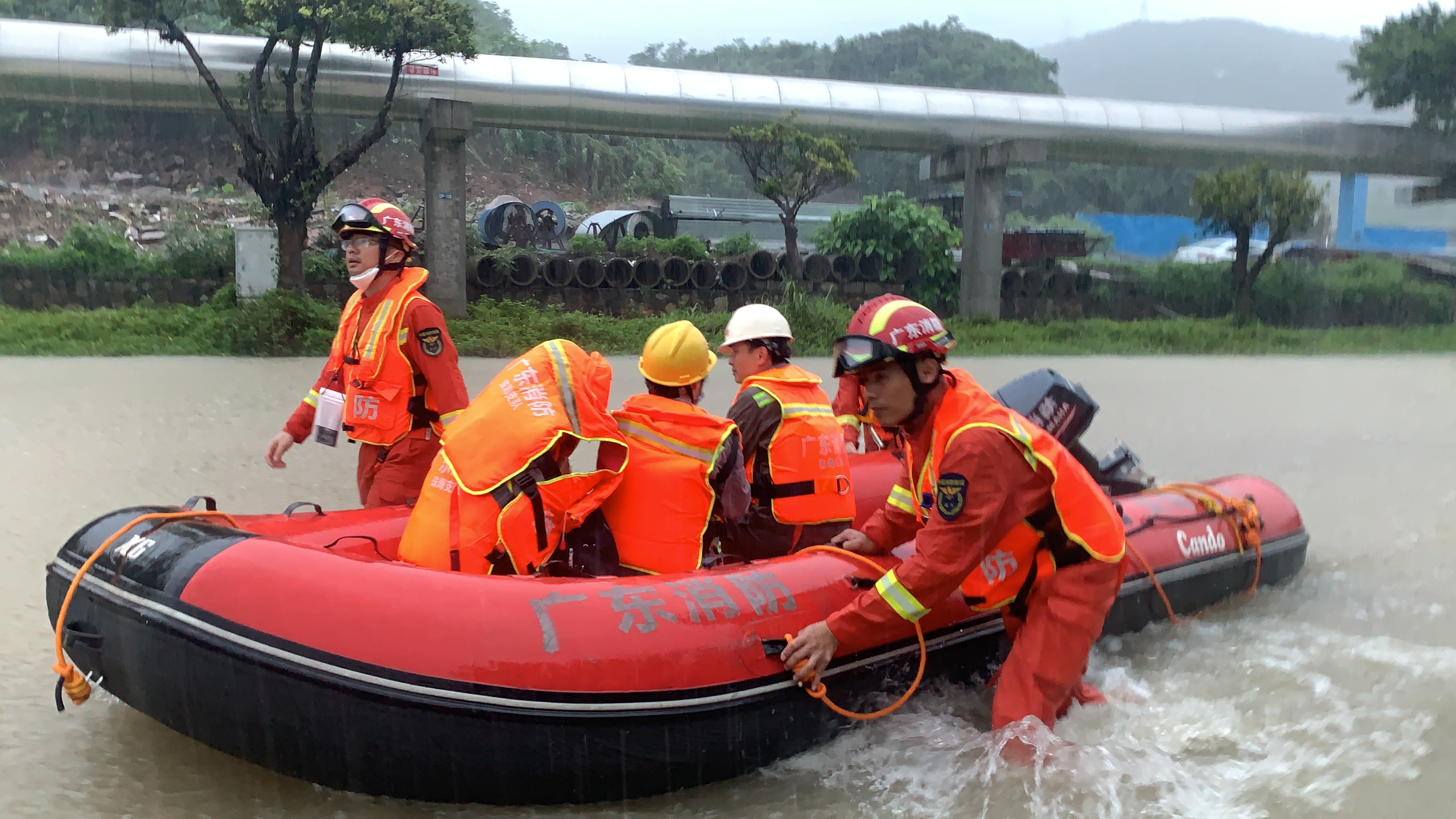 （图2）广东珠海：强降雨致11名工人被困 消防紧急救援.jpg