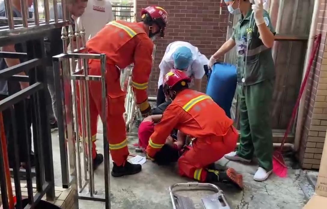 广东肇庆：工人安装空调外机不慎高坠 消防紧出动1.jpg
