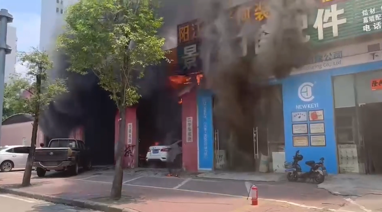 广东阳江：商铺不慎发生火灾 现场浓烟滚滚1.png