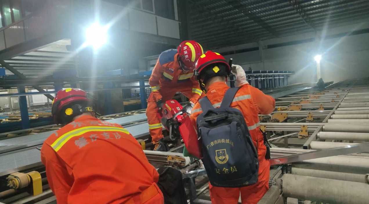 广东肇庆：揪心！一工人被机器“咬住”，消防紧急拆机救援1.png