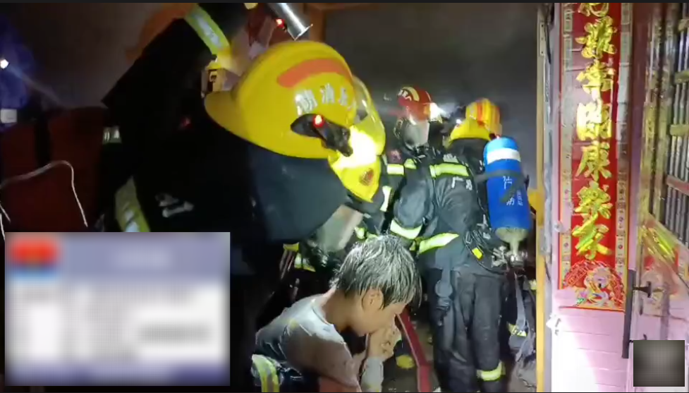 广东江门：一住宅深夜起火！消防员冲入火场救出三人2.png