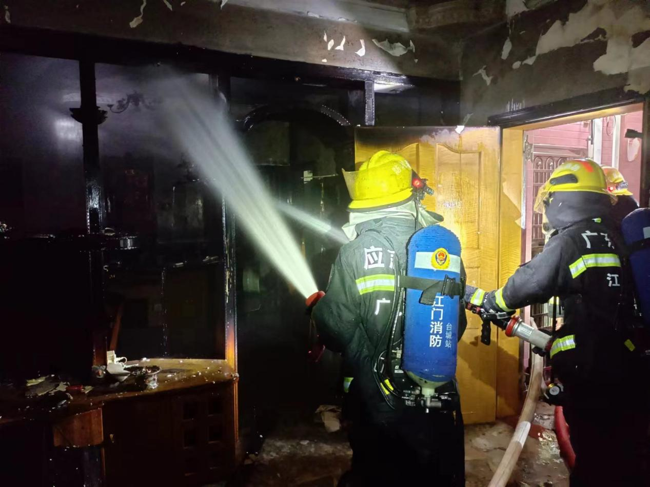 广东江门：一住宅深夜起火！消防员冲入火场救出三人3.png