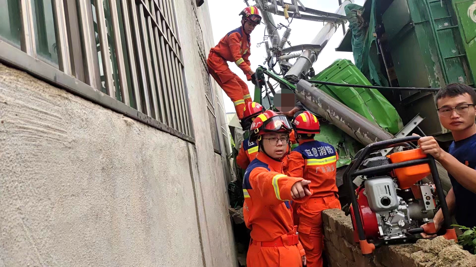 广东汕头：货车撞杆司机被困 消防紧急救援1.jpg