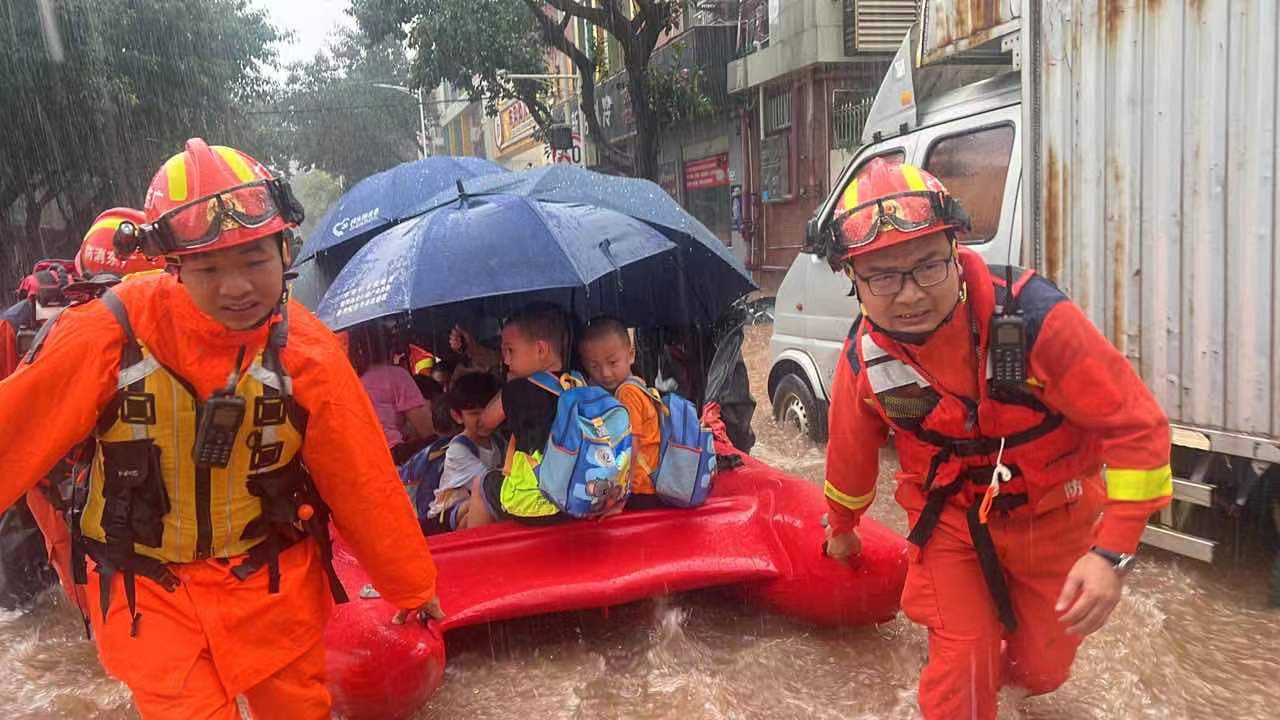 广东深圳：深圳再迎强降雨！一幼儿园内涝致四百余名师生被困，消防紧急救援1.jpg