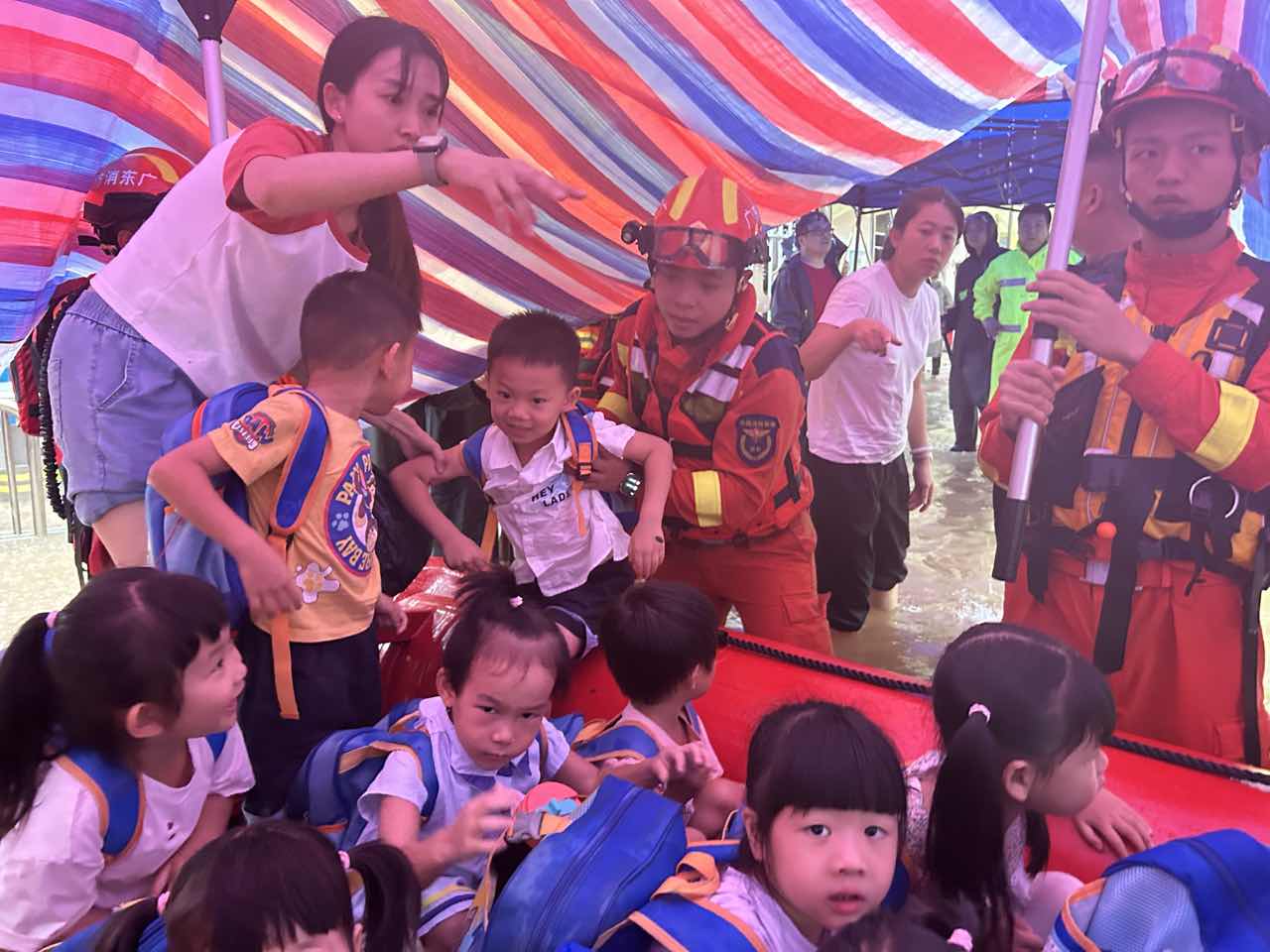 广东深圳：深圳再迎强降雨！一幼儿园内涝致四百余名师生被困，消防紧急救援2.jpg