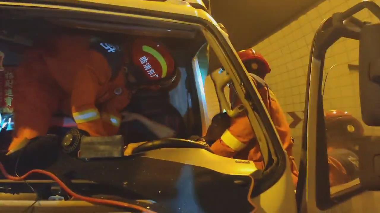 广东云浮：高速公路隧道内两车相撞致1人被困 消防紧急救援1.jpg
