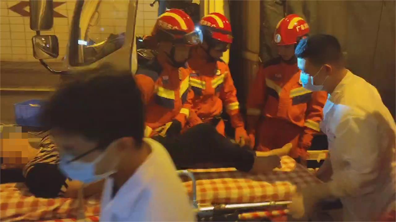 广东云浮：高速公路隧道内两车相撞致1人被困 消防紧急救援2.jpg