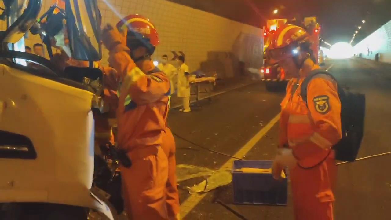 广东云浮：高速公路隧道内两车相撞致1人被困 消防紧急救援4.jpg