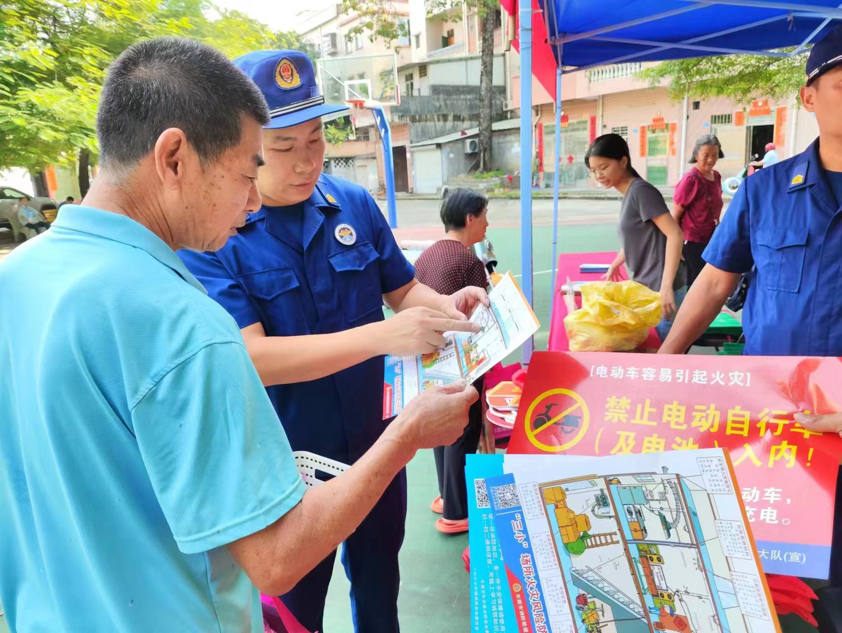 派发消防安全传单.jpg