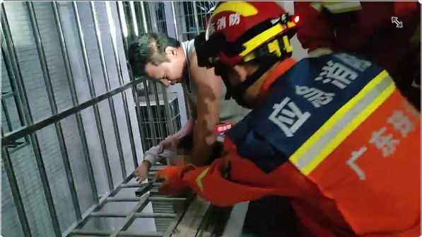 广东珠海：惊险！2岁女童头部被卡防盗窗，身体悬空，消防员紧急施救！3.png