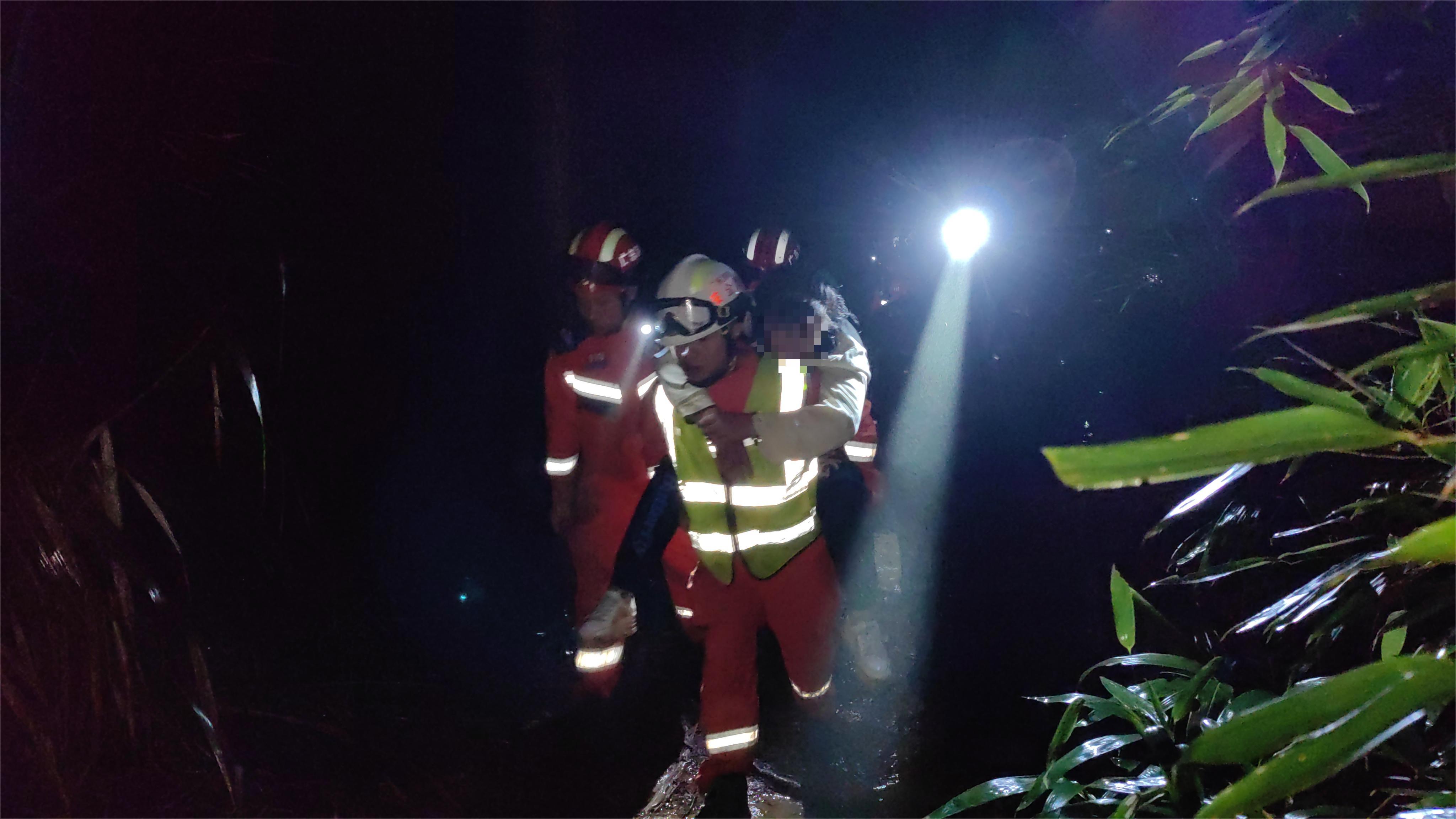 广东广州：女子登山腿脚不慎脱臼！消防、民警轮流背送下山1.jpg