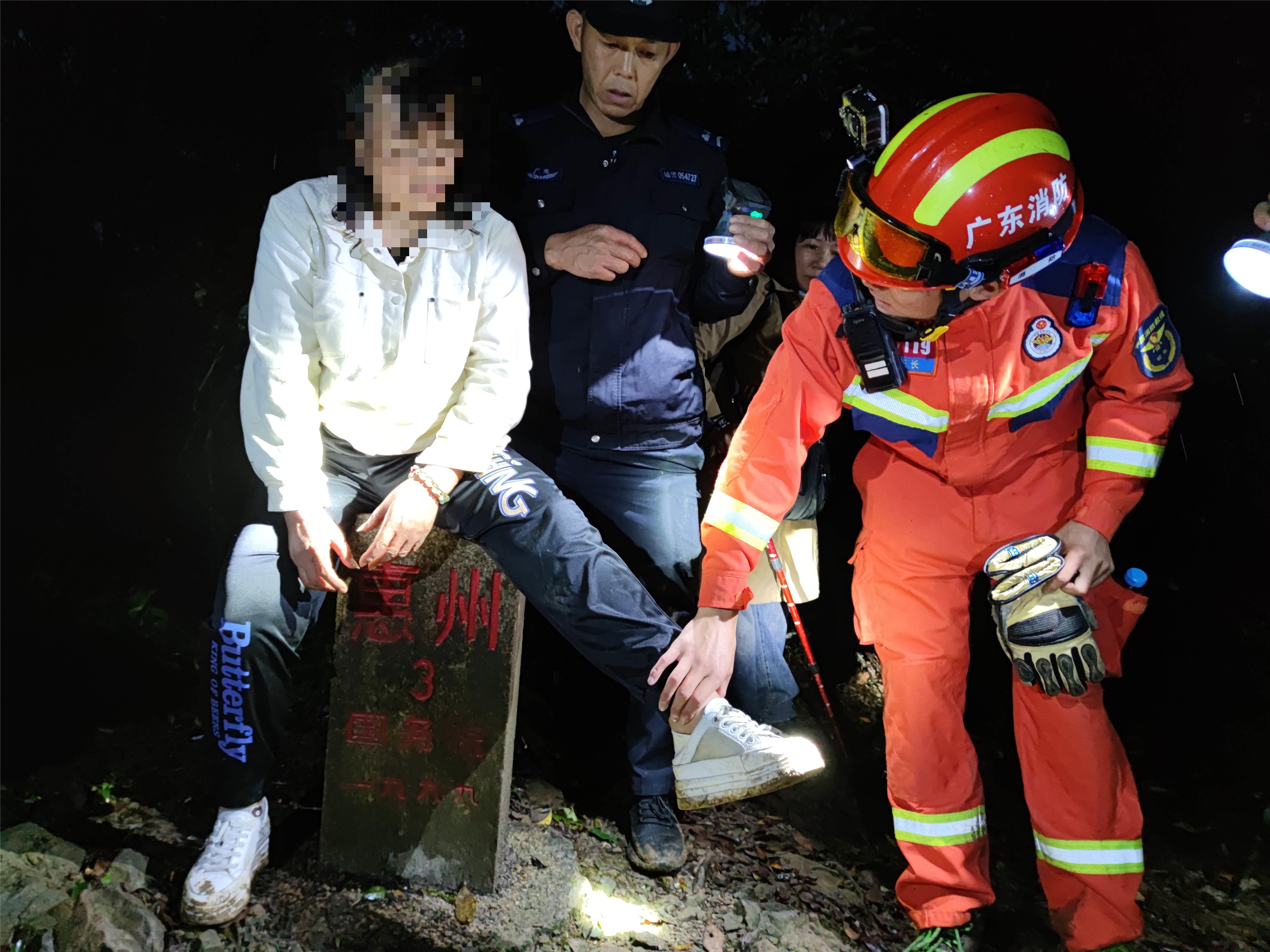 广东广州：女子登山腿脚不慎脱臼！消防、民警轮流背送下山5.jpg
