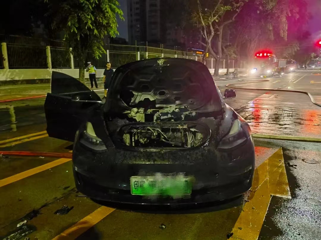 广东珠海：电动汽车凌晨行驶中着火！消防紧急救援1.jpg