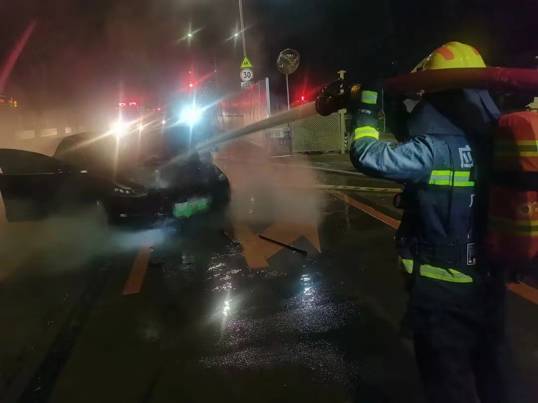 广东珠海：电动汽车凌晨行驶中着火！消防紧急救援2.jpg