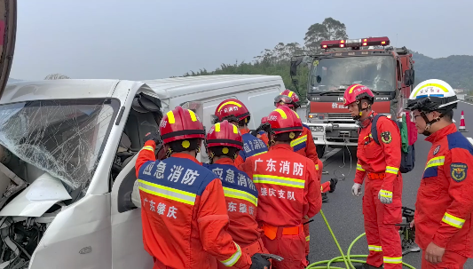 广东肇庆：面包车追尾槽罐车，消防紧急救援2.png