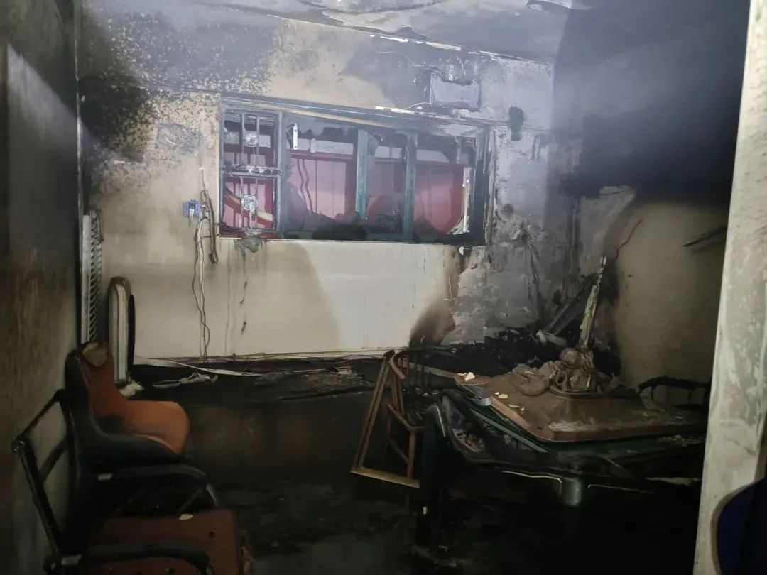 佛山禅城：祖庙街道一小区楼下店铺着火，消防救援人员紧急救援.jpg