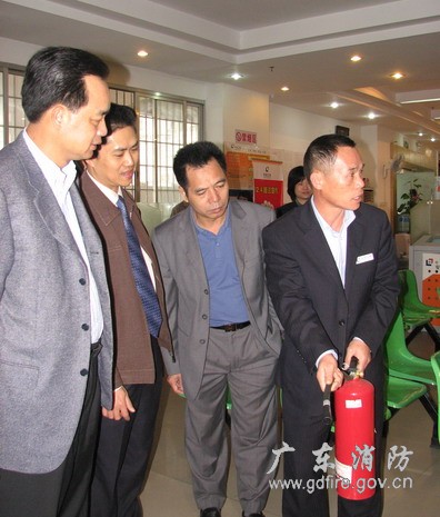 李日芳要求企业员工操作灭火器