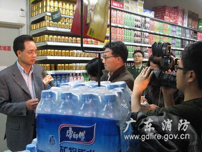 李副市长接受媒体采访