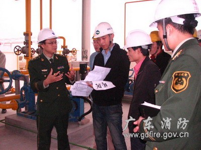 防火处长甘迁在指导氨气站消防工程建设工作